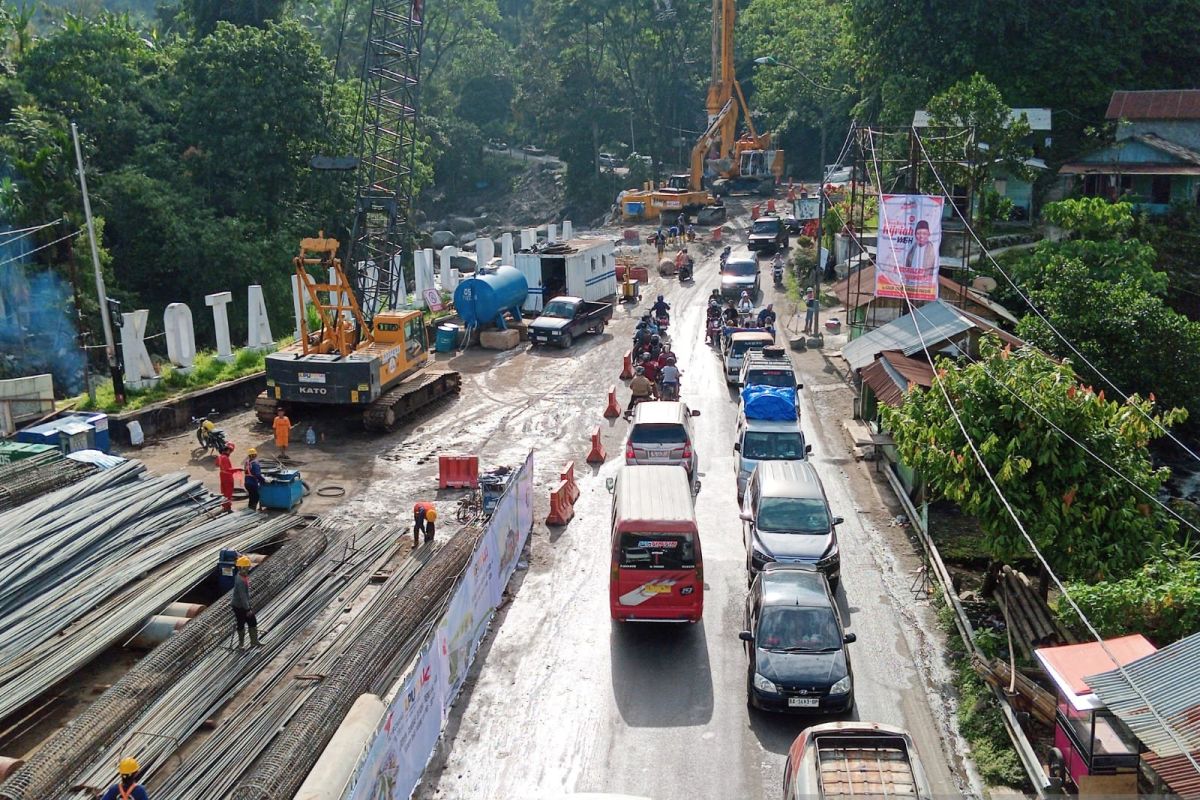 Hari pertama dibukanya jalur Lembah Anai terjadi antrian di beberapa titik (Video)