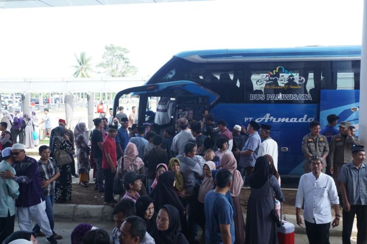 Pemkab Pesisir Barat sambut kedatangan 73 haji dari Tanah Suci