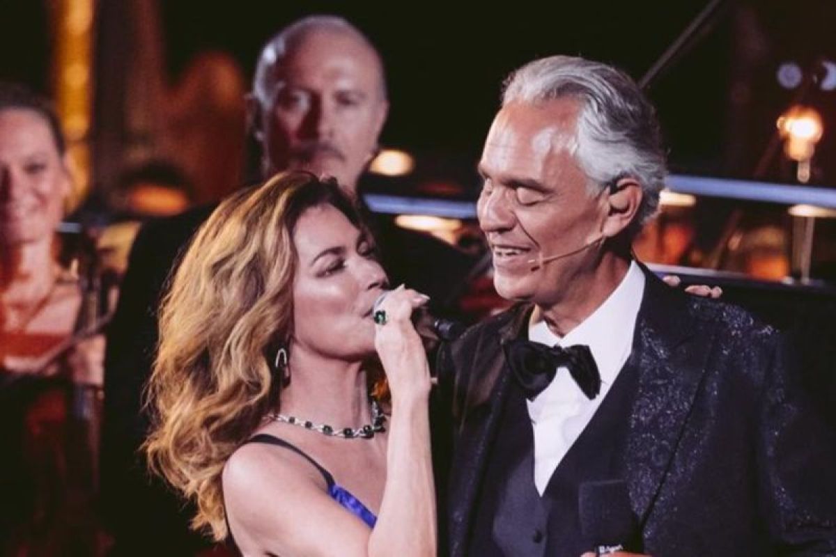 Shania Twain berduet dengan Andrea Bocelli di acara konser