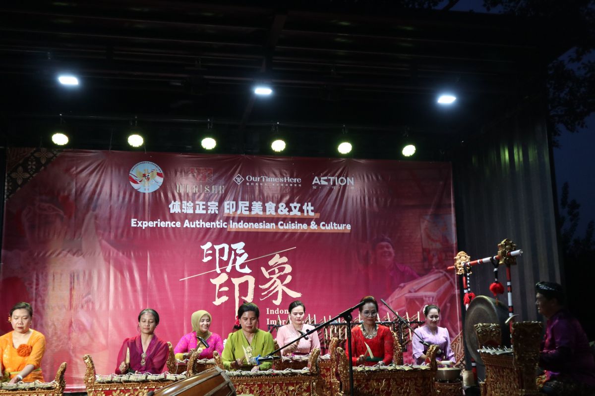 Permainan gamelan dan goyang Gemu Fa Mi Re tampil di Beijing