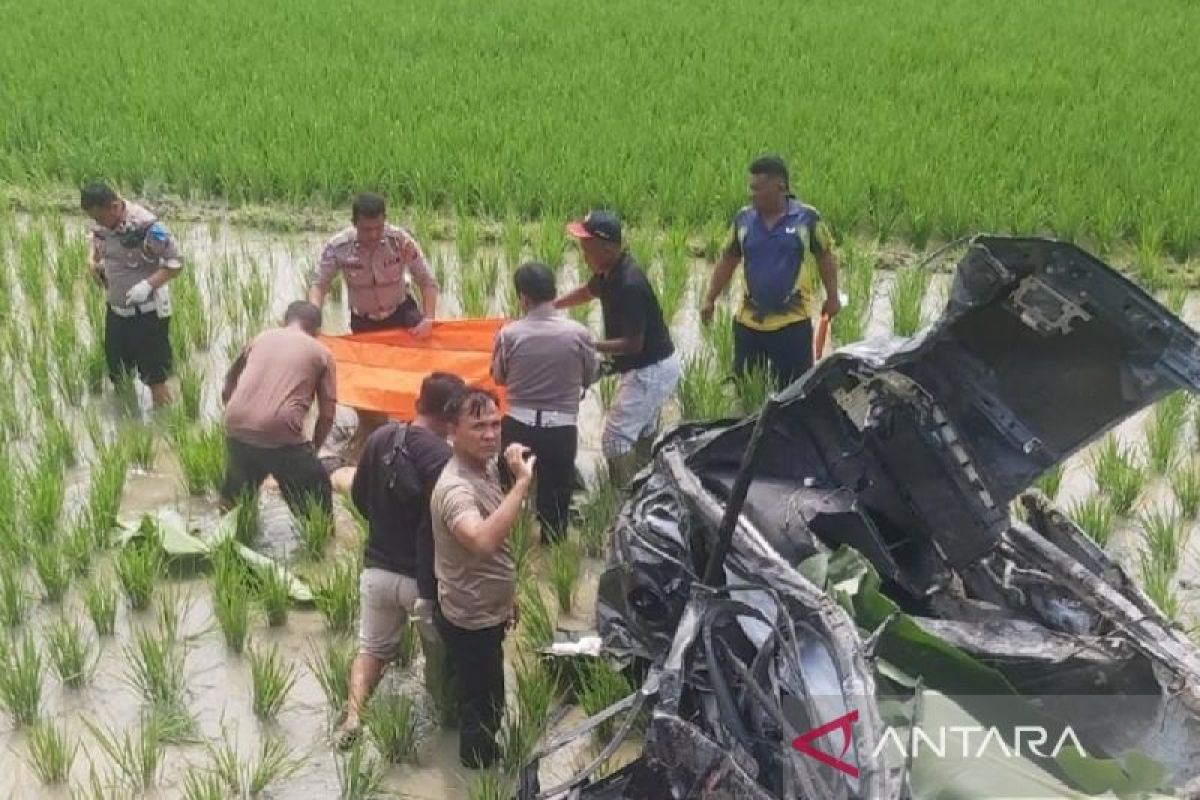 Mobil ditabrak kereta api di Deli Serdang, satu keluarga meninggal dunia