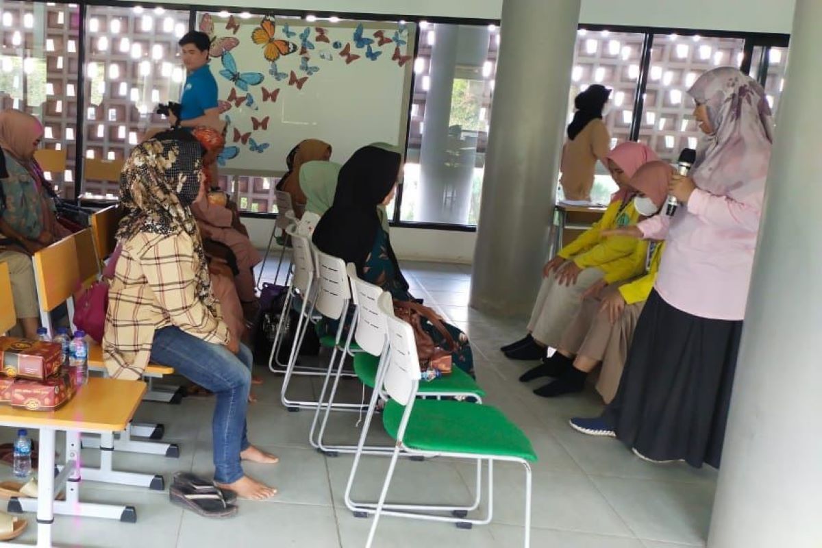 UI beri edukasi dan ajak warga senam guna cegah PTM