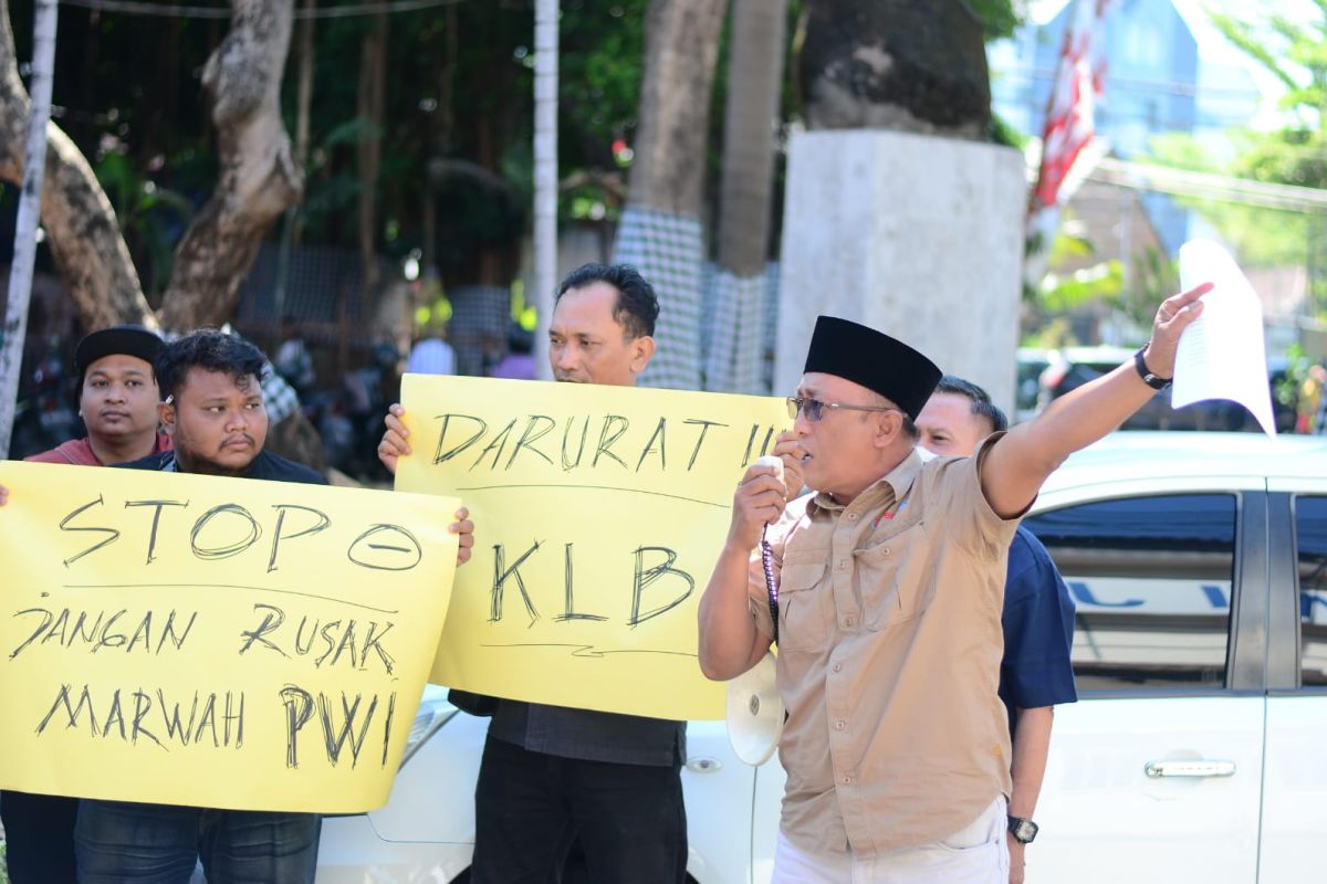 Puluhan wartawan di Jatim tuntut PWI pusat lakukan KLB