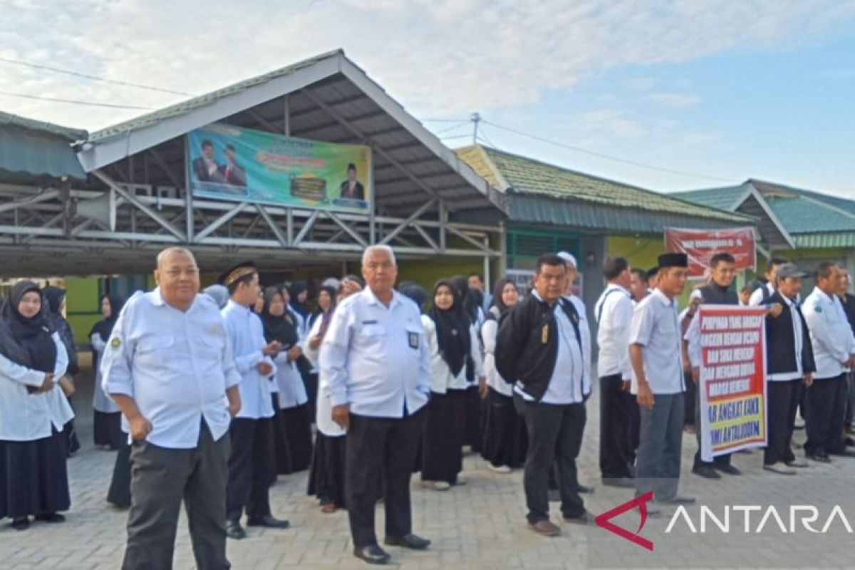 Ratusan pegawai Kantor Kemenag HSS demo kepemimpinan Rusmadi