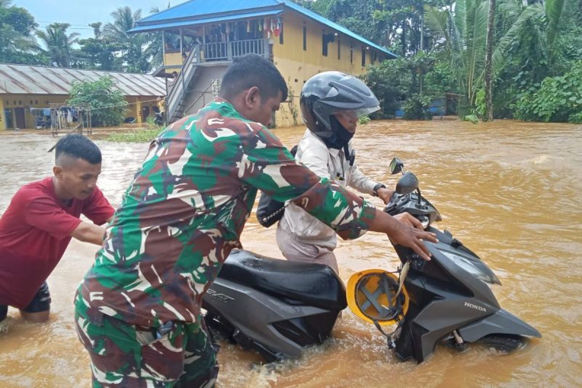 Personel TNI  evakuasi korban terdampak banjir di Halmahera Tengah