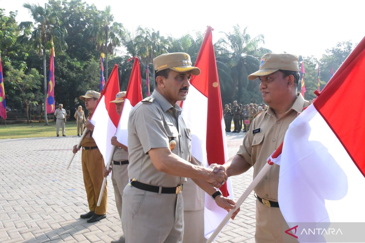 Pemkot Jaktim canangkan gerakan pembagian 10 ribu Bendera Merah Putih