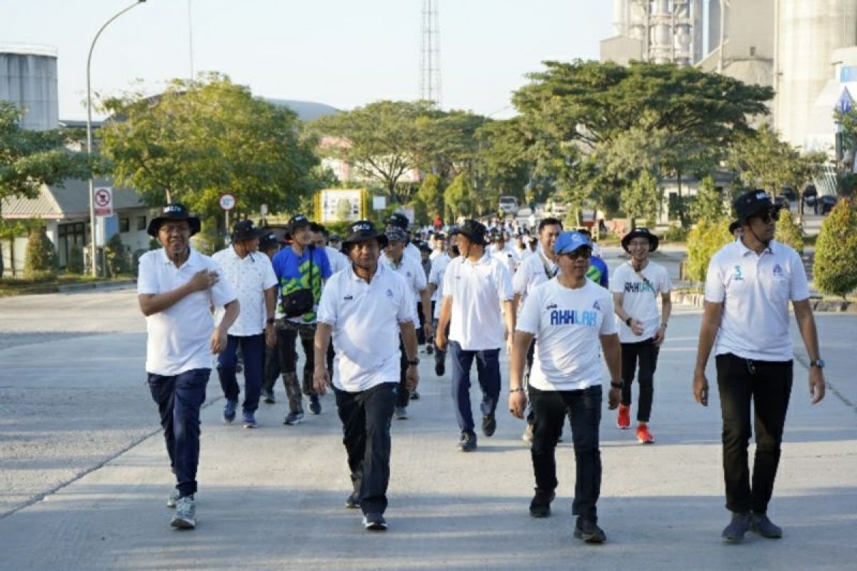 Semen Gresik Pabrik Rembang gelar jalan sehat peringati 4 tahun AKHLAK BUMN