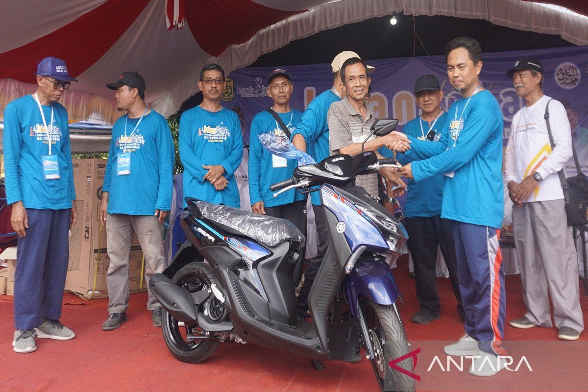 2.000 peserta jalan sehat Masjid Al-Muhajirin perebutkan sepeda motor hingga tiket umroh