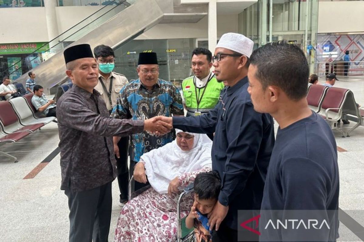 Seorang haji asal Sumatera Utara tiba di Bandara Kualanamu