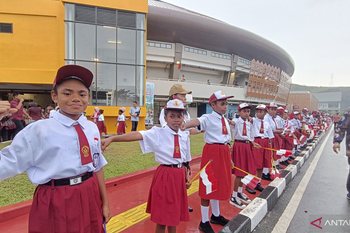 Ratusan siswa SD sambut kedatangan Presiden Jokowi di Istora Papua Bangkit