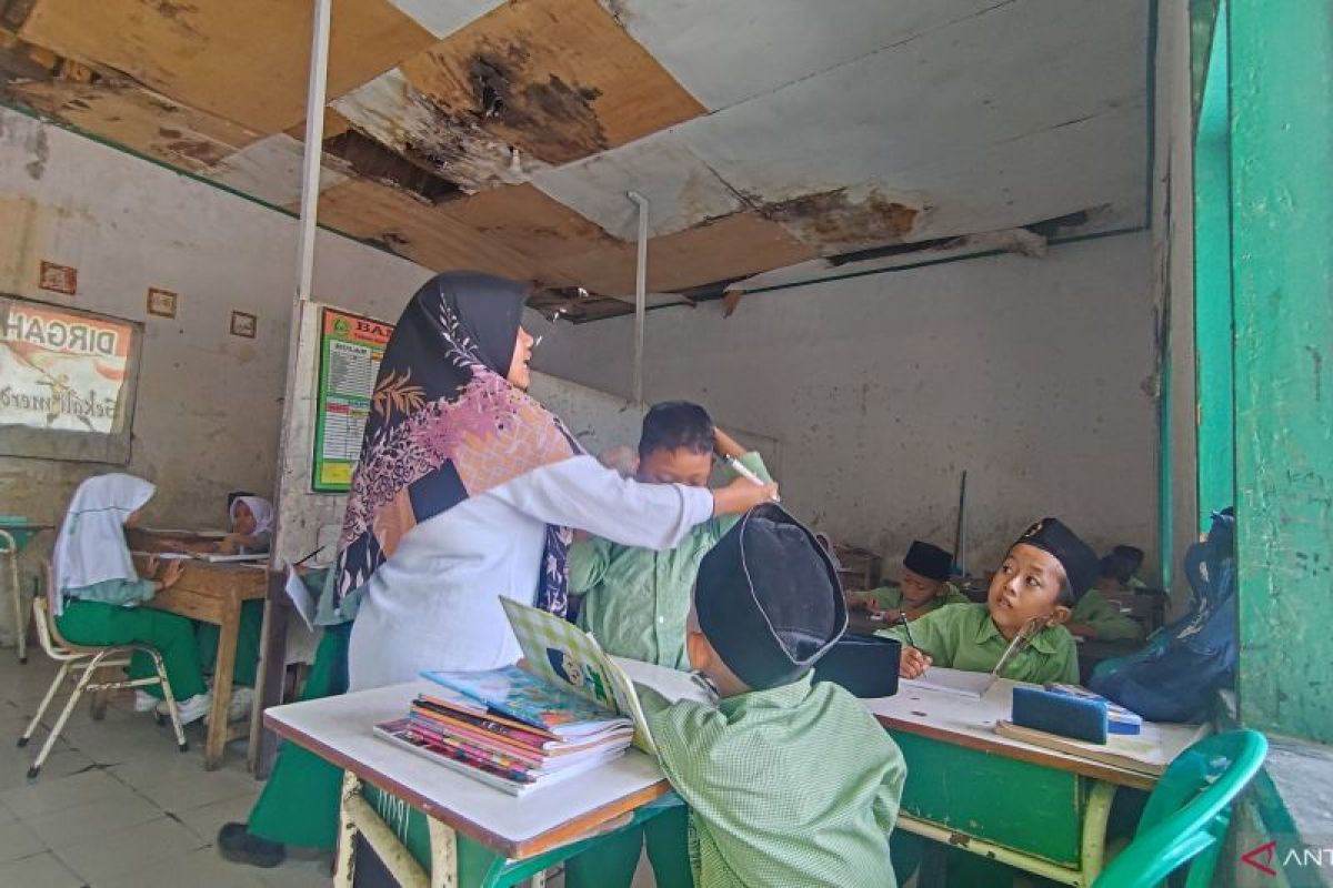 Siswa Madrasah di Tangerang belajar di ruangan memprihatinkan