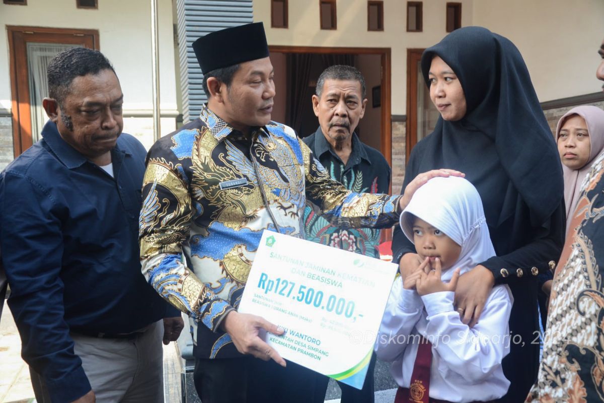 Plt Bupati Sidoarjo serahkan santunan JKM dan beasiswa pendidikan