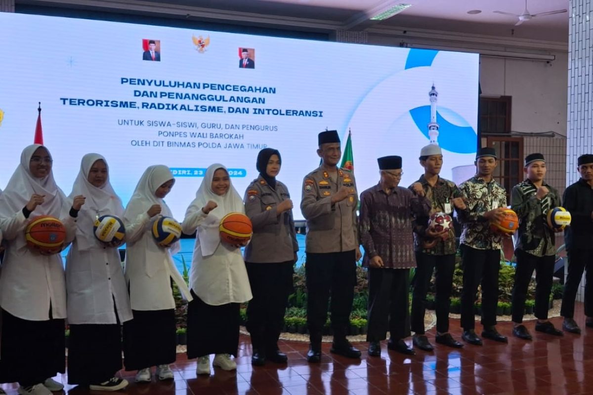 Polda Jatim bersama Pesantren Wali Barokah Kediri cegah radikalisme