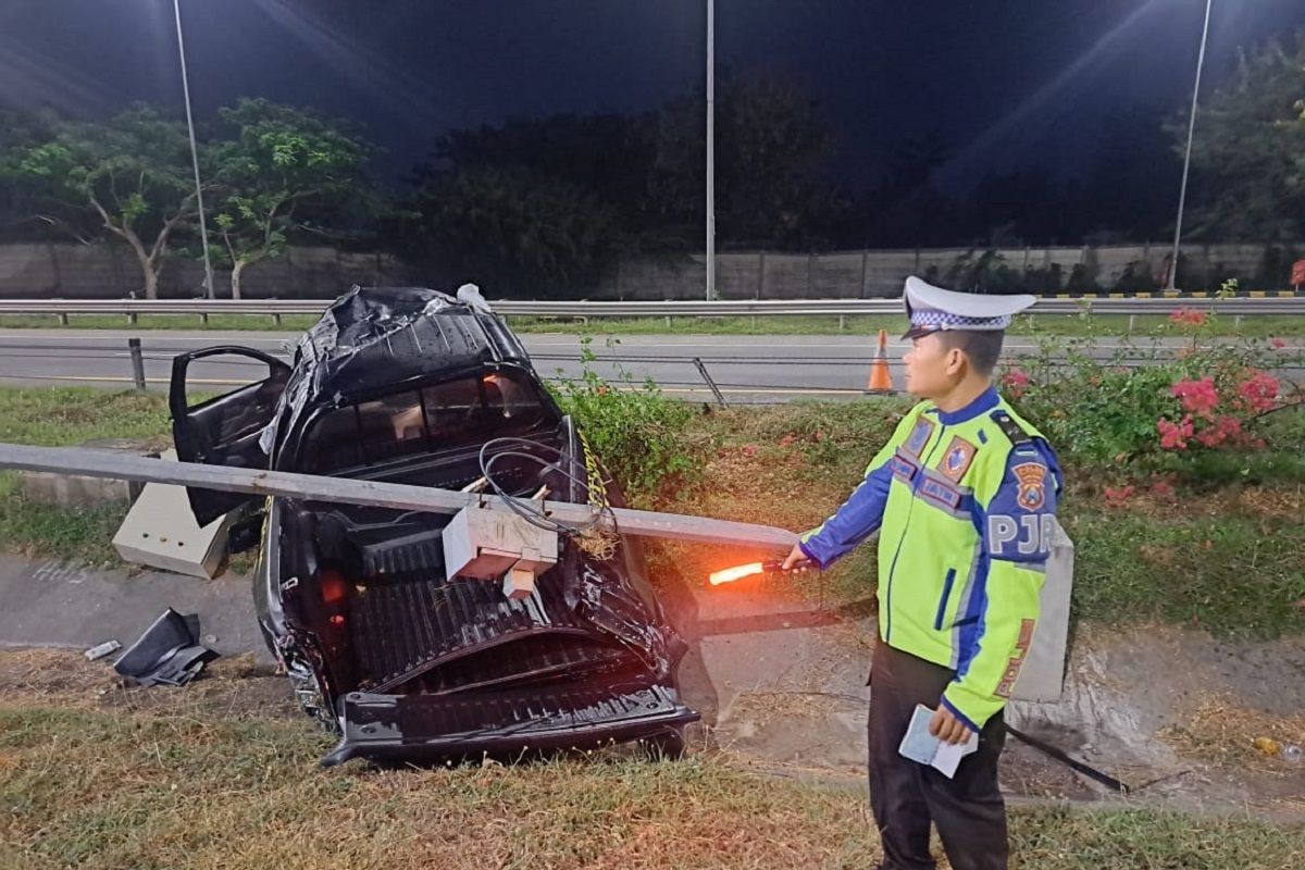 Polisi Jombang tangani kecelakaan dua mobil bea cukai