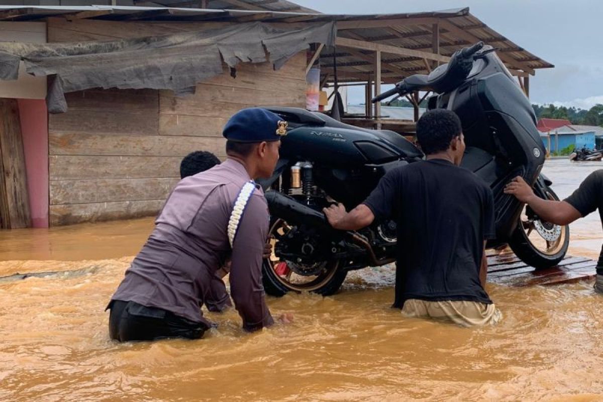 Tim TNI/Polri dan BPBD dikerahkan evakuasi korban banjir