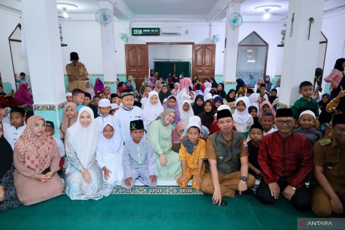 Pemkot Palembang salurkan 100 paket santunan  bagi yatim dan duafa