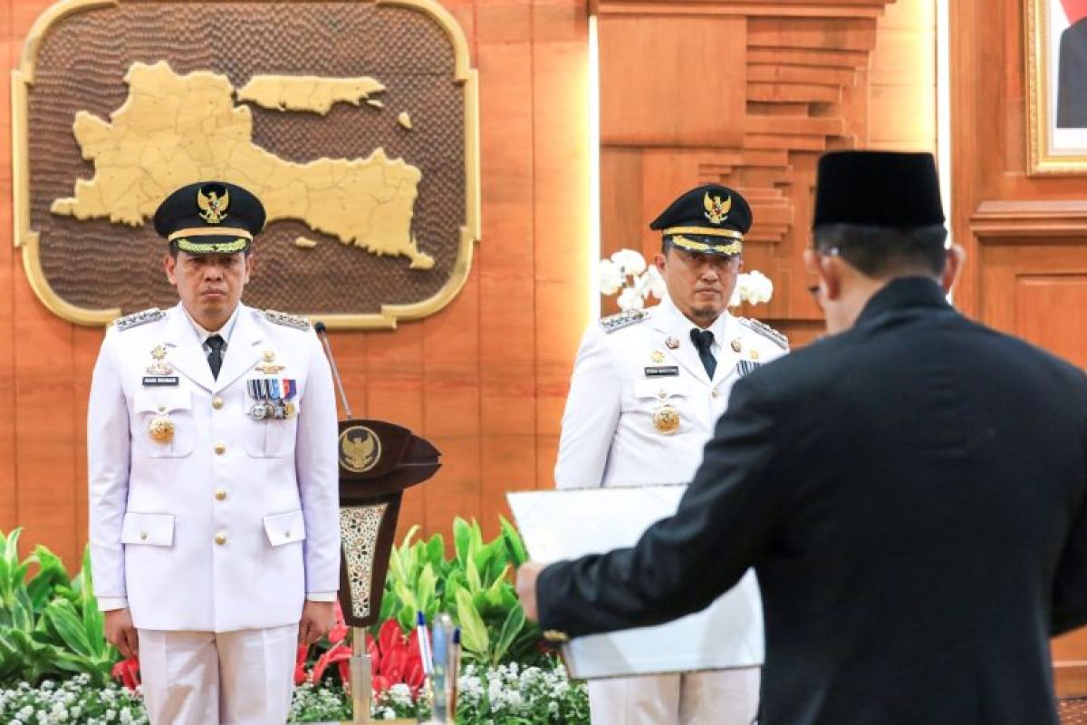 Pj Gubernur Jatim lantik Pj Bupati Bondowoso dan Pj Bupati Jombang