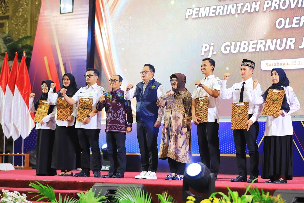 Pj Gubernur Jatim serahkan SK Pengangkatan kepada 7.201 PPPK