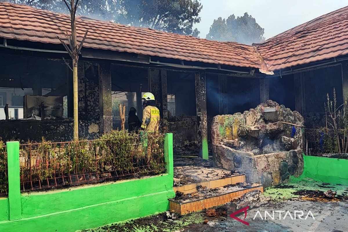 Belasan ruang bangunan di SDN 01 Pondok Bambu ludes terbakar