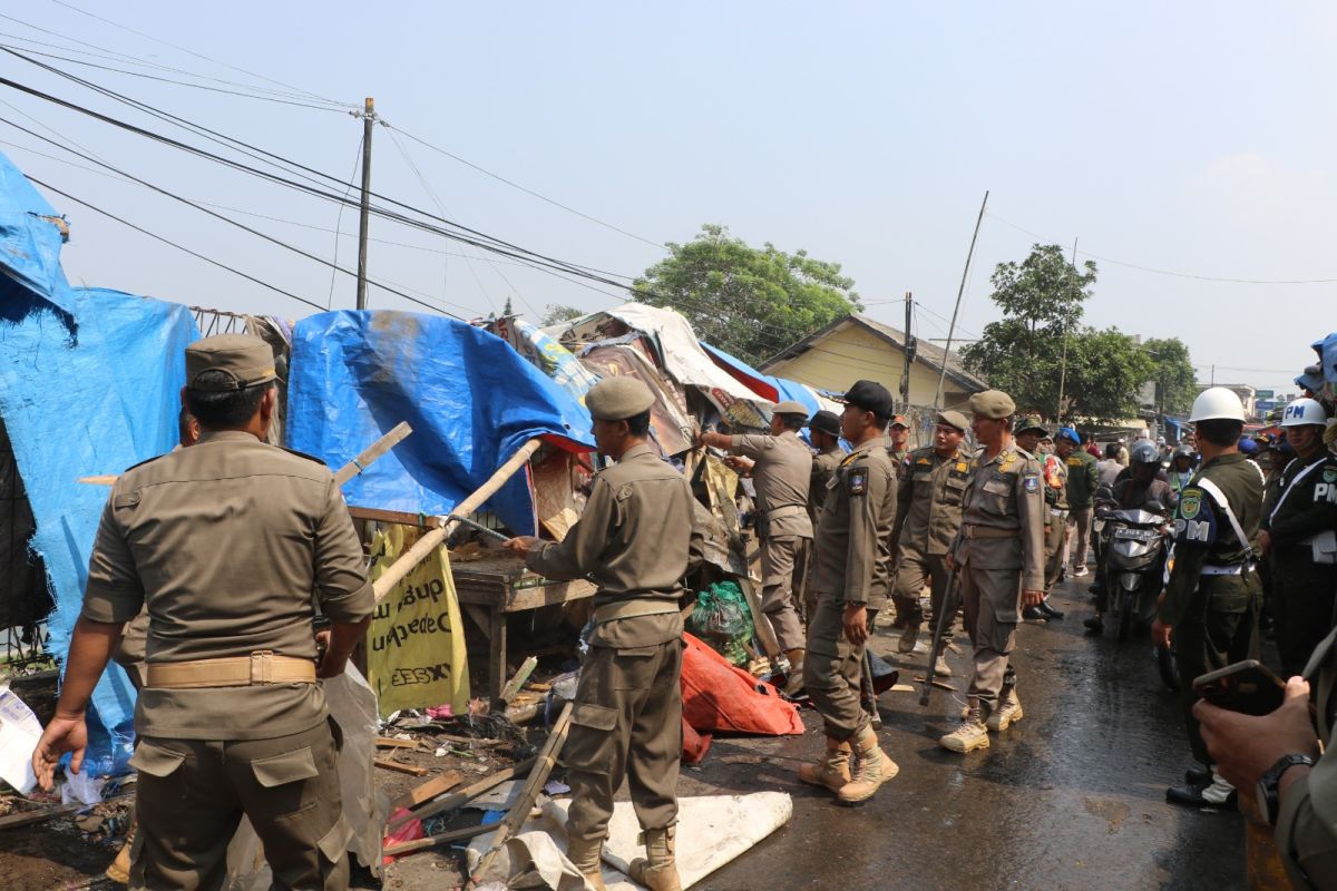 Satpol PP tertibkan lapak liar di Pasar Ciherang Serang