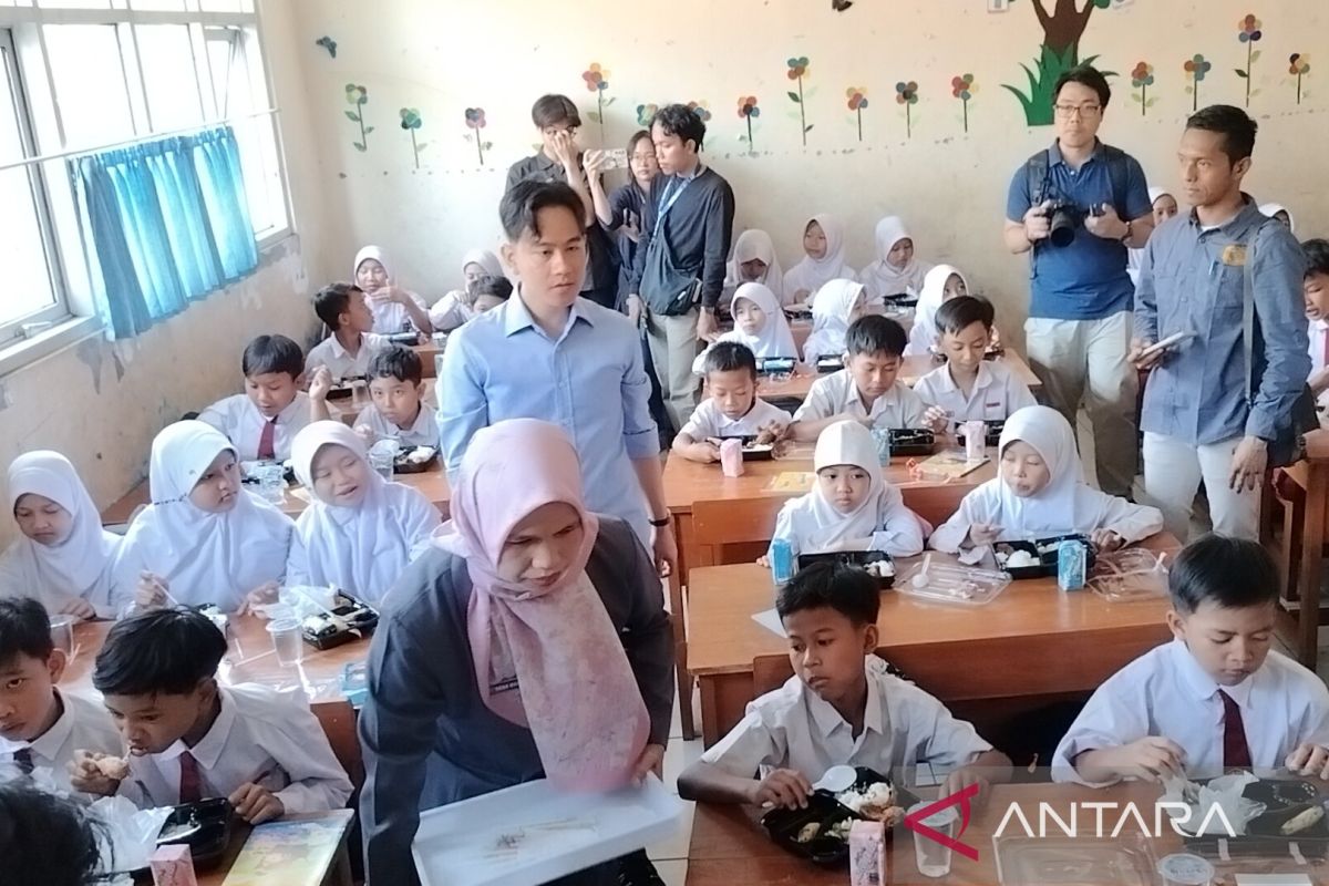 Gibran uji coba makan bergizi gratis di SDN Sentul Kabupaten Bogor