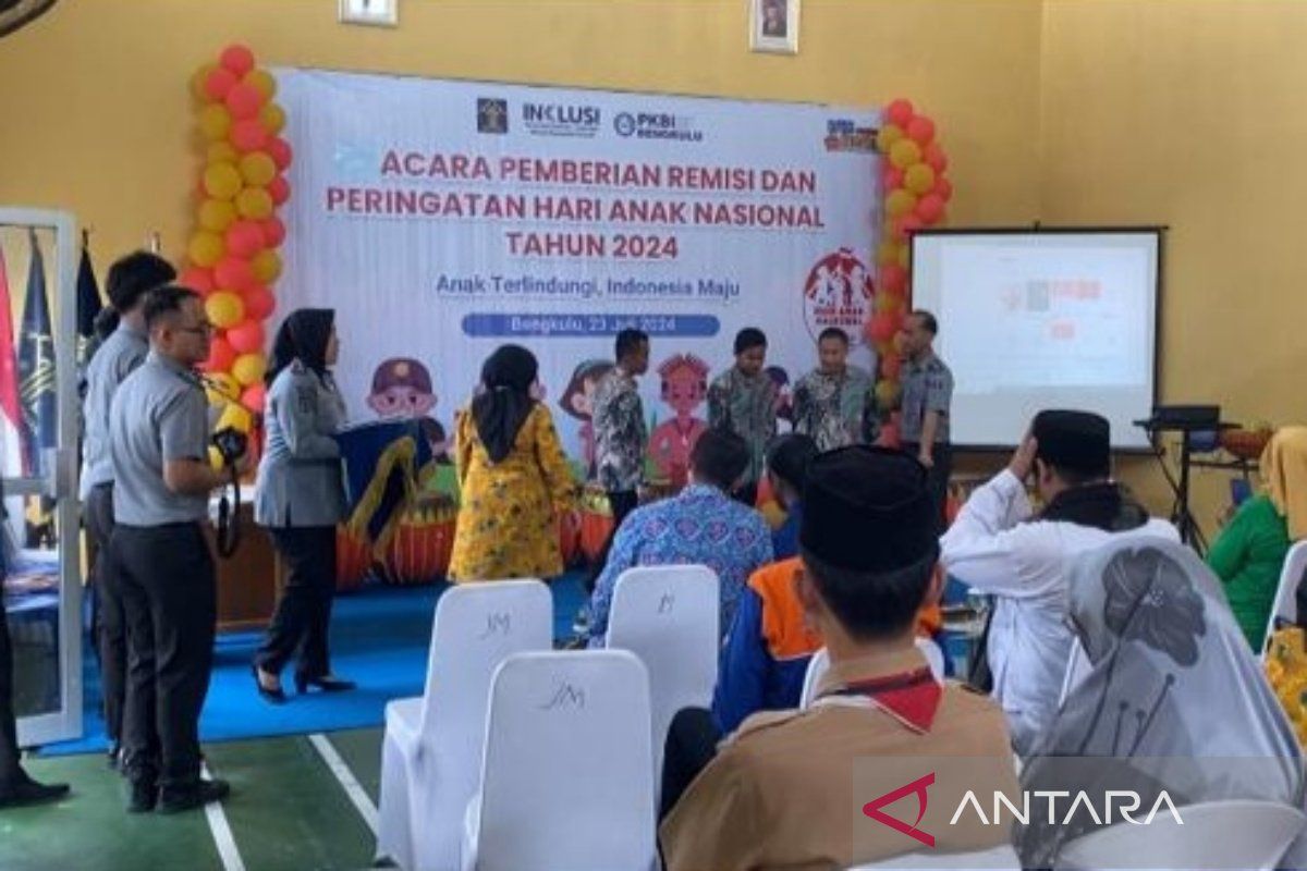 Disdukcapil Kota Bengkulu serahkan 50 KTP elektronik ke anak binaan