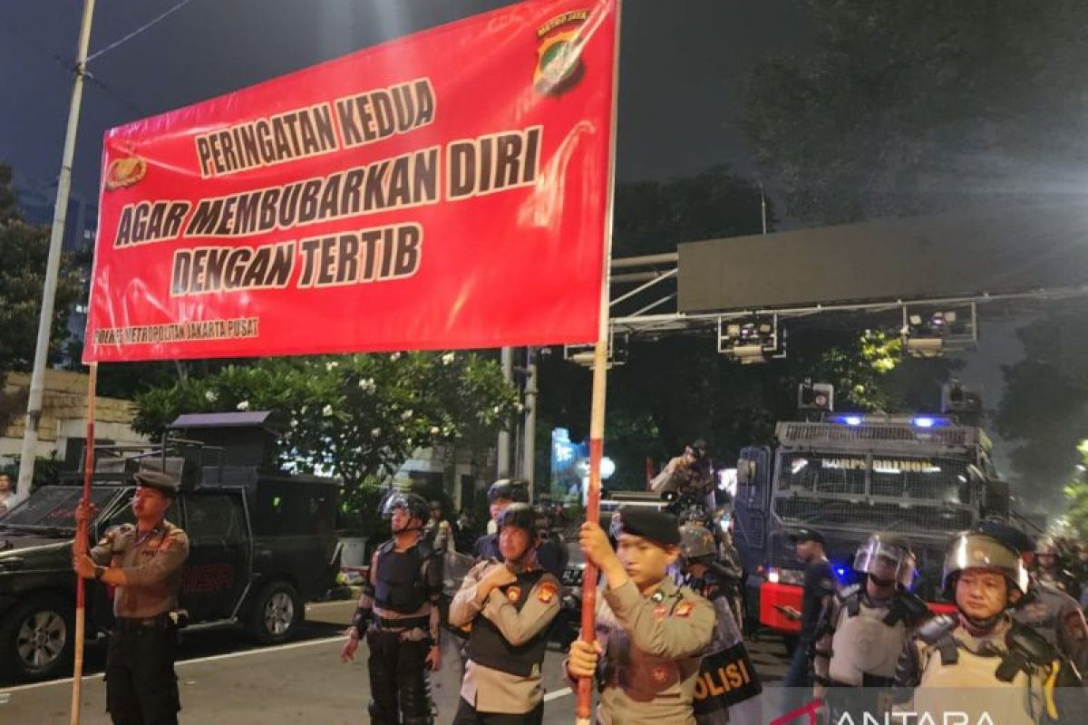 Kriminal kemarin, polisi bantah pukul mahasiswa hingga ledakan gas