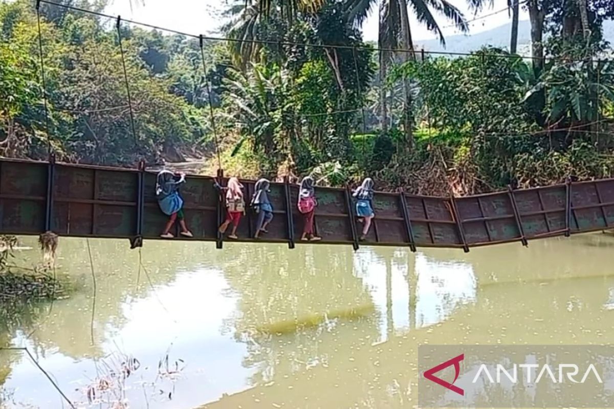 Pelajar di dua desa di Lengkong Sukabumi bertaruh nyawa agar bisa bersekolah