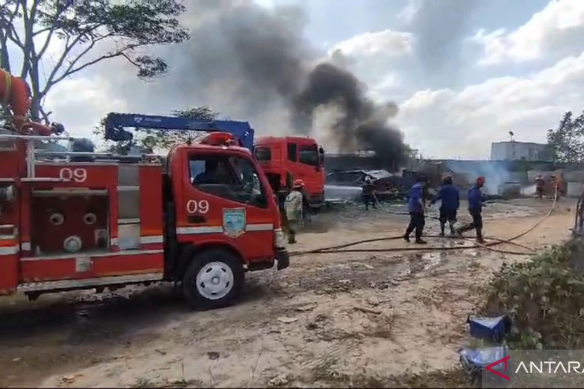 Damkar Jambi habiskan 29 ribu liter air padamkan kebakaran di gudang minyak