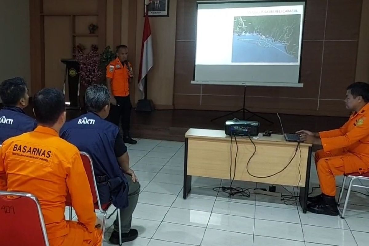 Helikopter - pesawat Boeing 737-200 TNI-AU cari kapal Cita XX