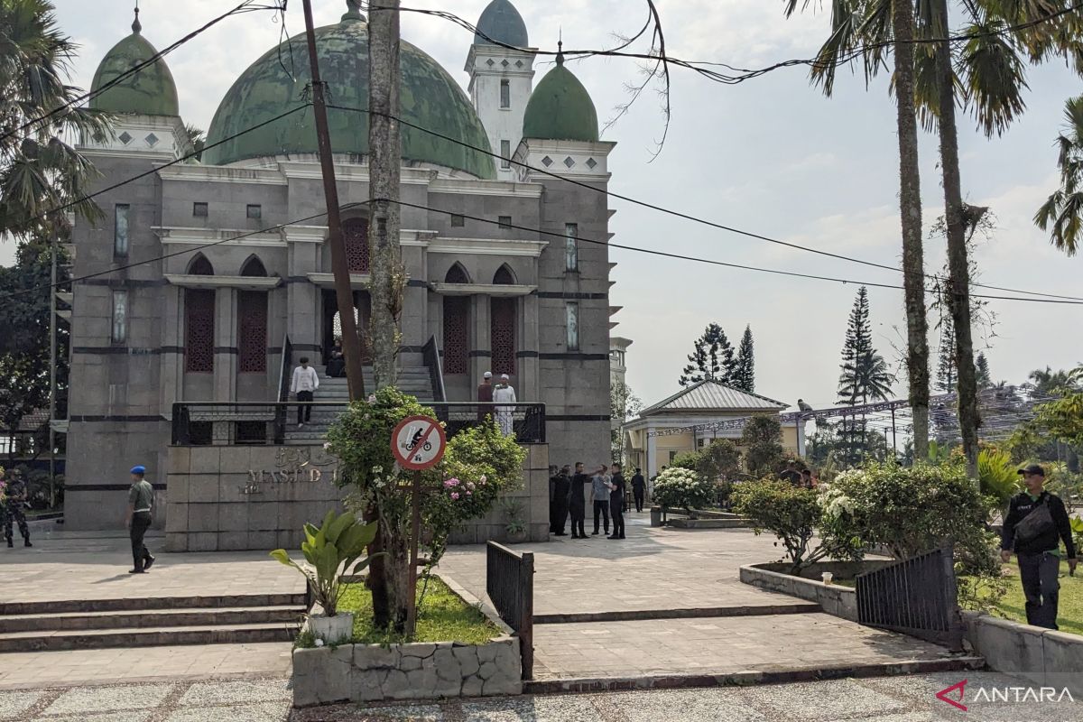 Jenazah Wapres Ke-9 Hamzah Haz dimakamkan di Puncak Bogor