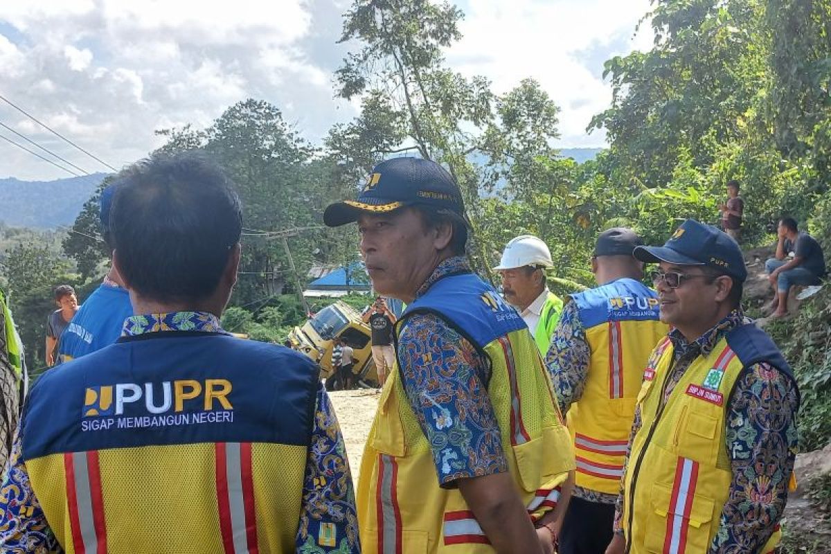 Berkat pendekatan Bupati Tapsel, Kementerian PUPR turun tinjau ruas Jalan Batu Jomba yang rusak