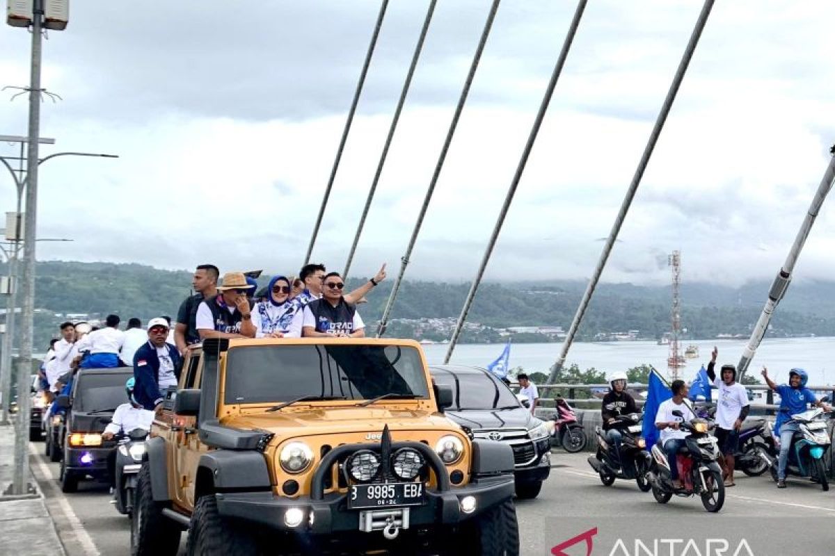 Simpatisan konvoi sambut kedatangan pasangan cagub Maluku Murad-Michael di JMP