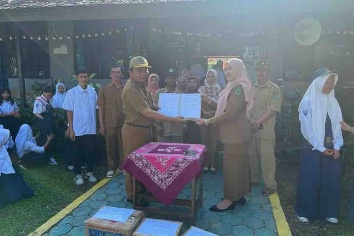 Tingkatkan minat baca, Disarpustaka Kapuas pinjamkan 150 buku bacaan ke SMPN 2 Pulau Petak