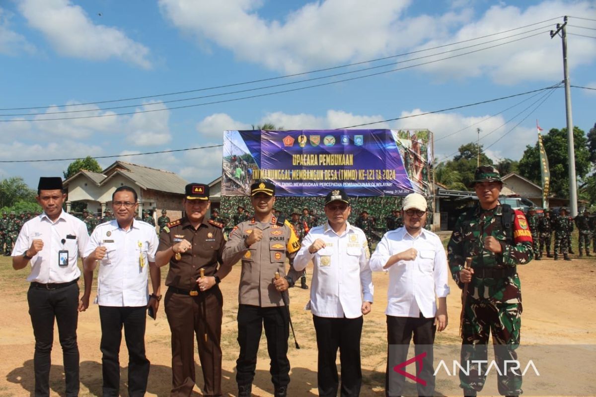 Dandim 0413-Forkopimda Bangka Tengah tinjau pembukaan badan jalan dan RTLH di Desa Namang