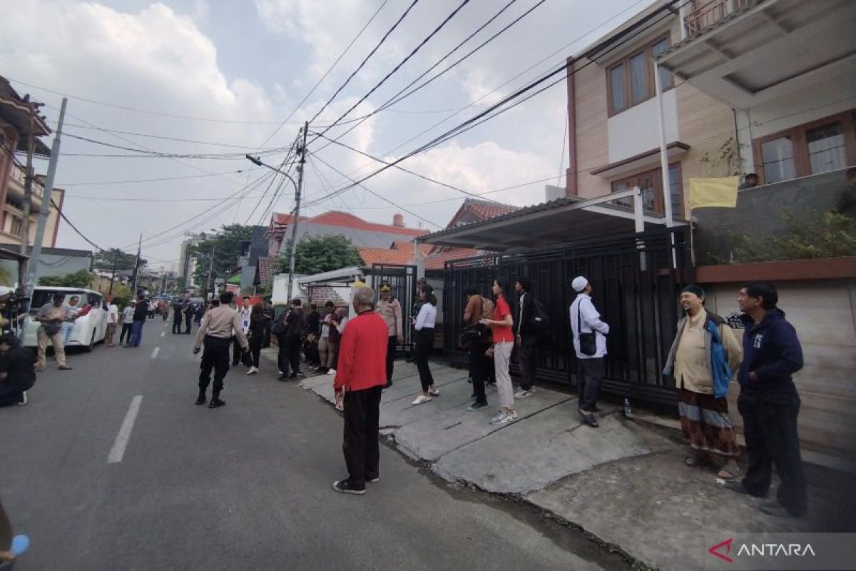 Masyarakat berdatangan kunjungi rumah duka Hamzah Haz