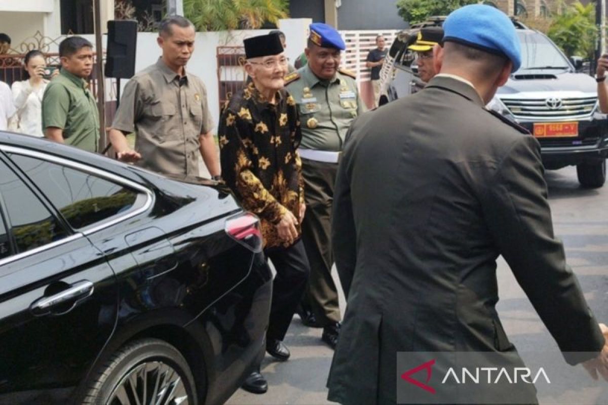 Wapres Ke-6 Try Sutrisno kunjungi rumah duka Hamzah Haz