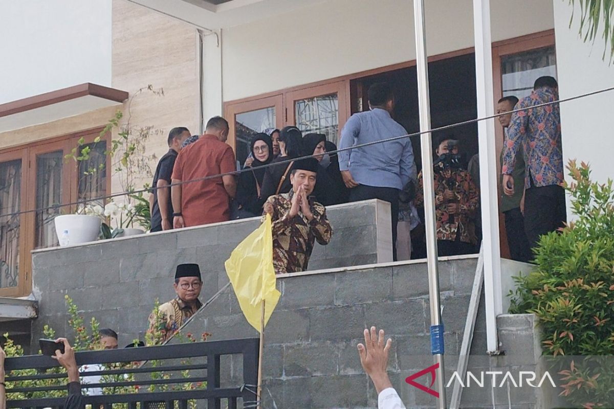 President Jokowi visits residence of late former VP Hamzah Haz