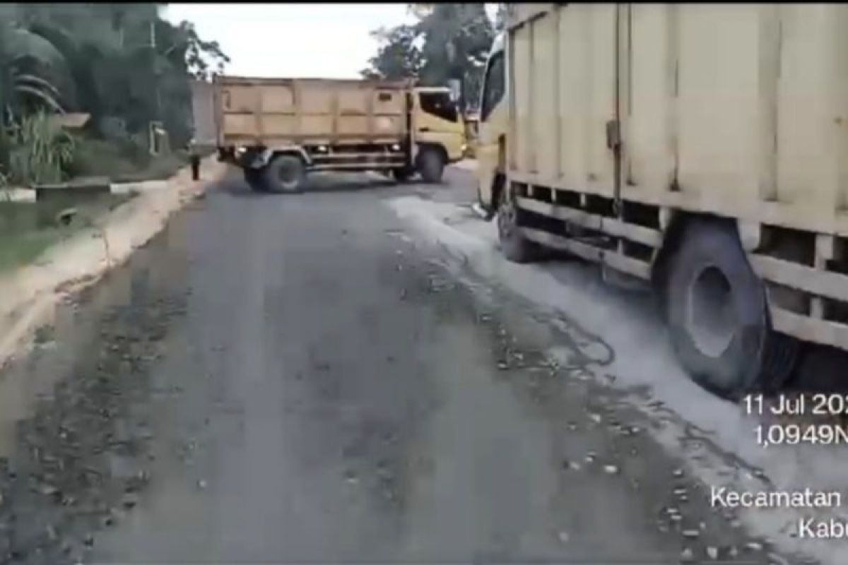 Jalan Sudirman Sungai Apit hancur, truk ODOL dan Peron Sawit ilegal penyebabnya