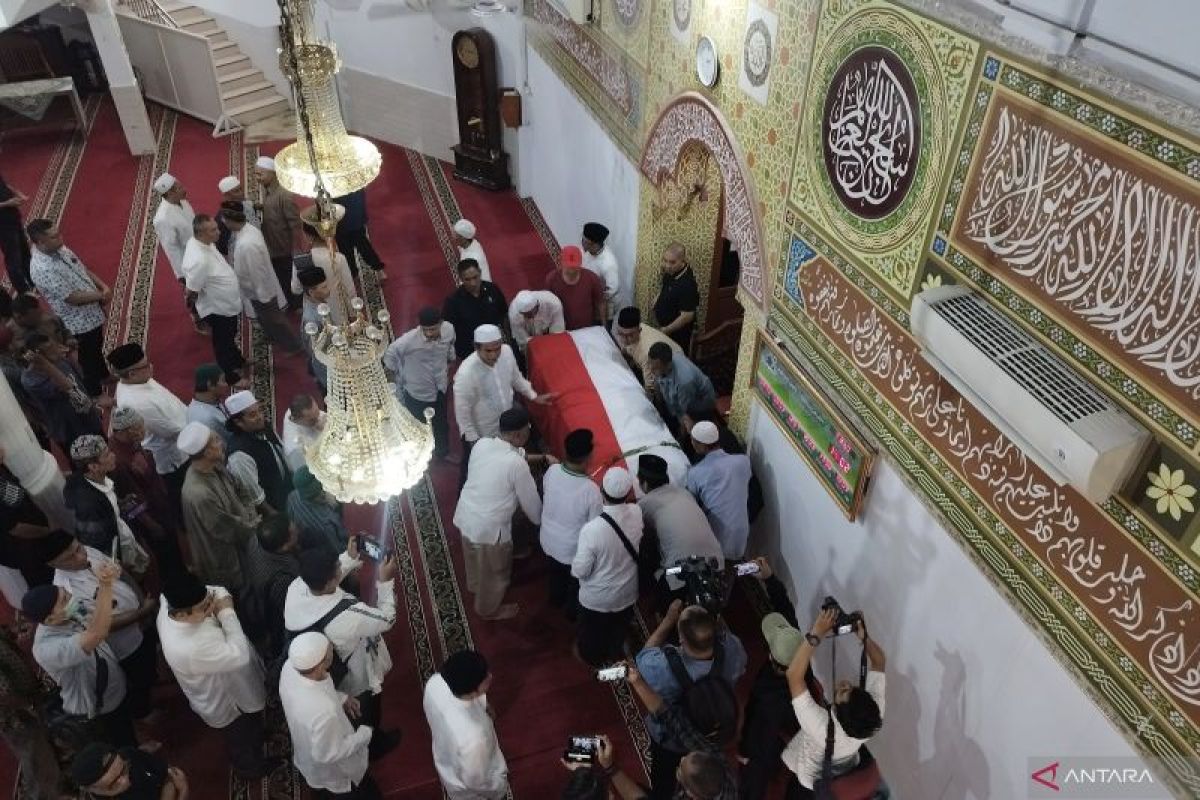 Jenazah Wakil Presiden ke-9 Hamzah Haz dishalatkan di masjid depan rumah duka