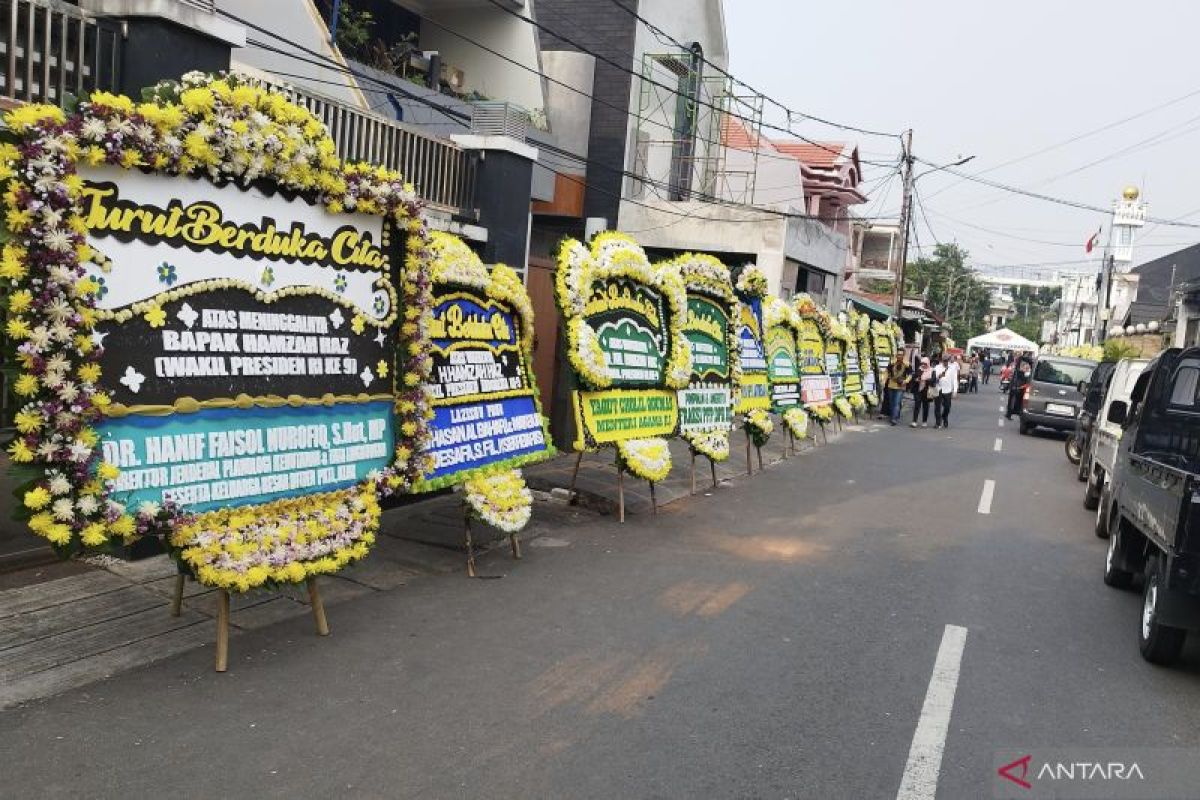 Karangan bunga hiasi sepanjang jalan menuju rumah duka Hamzah Haz 