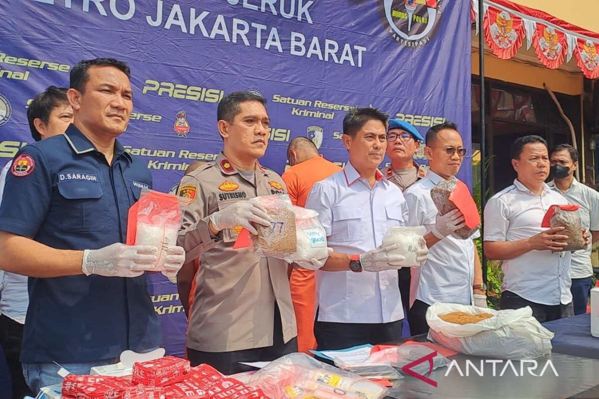 Bandar edarkan narkoba lewat jasa pengiriman di Jakbar