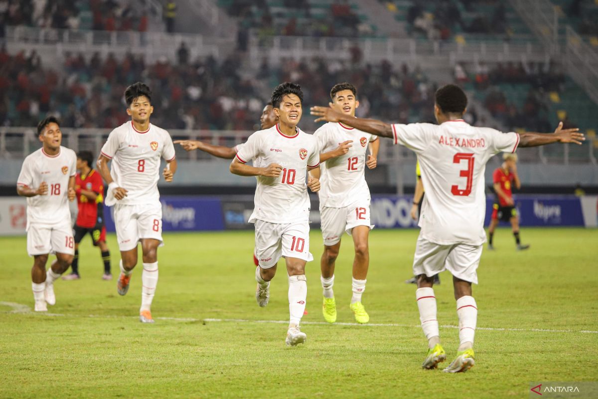 Kafiatur menangis setelah cetak gol pertamanya di Piala AFF U-19