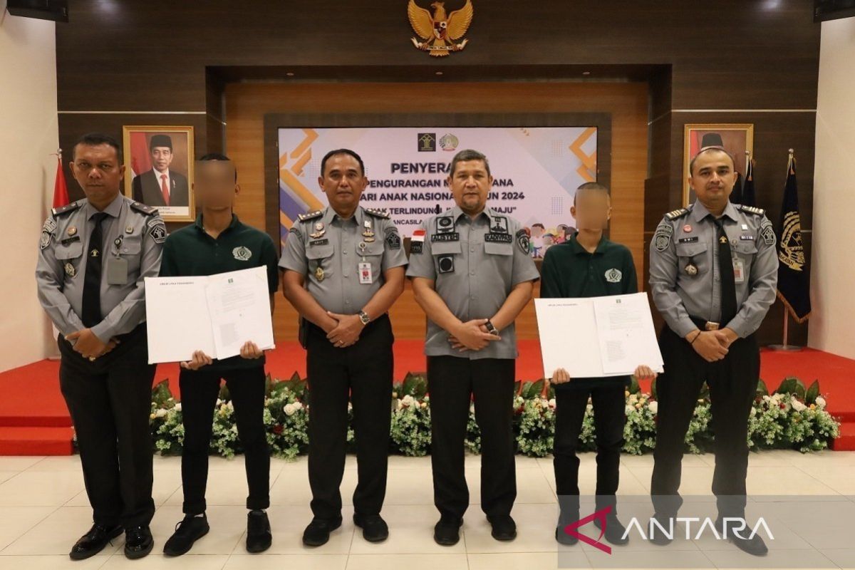 Kemenkumham Riau serahkan pengurangan masa pidana pada 60 anak binaan