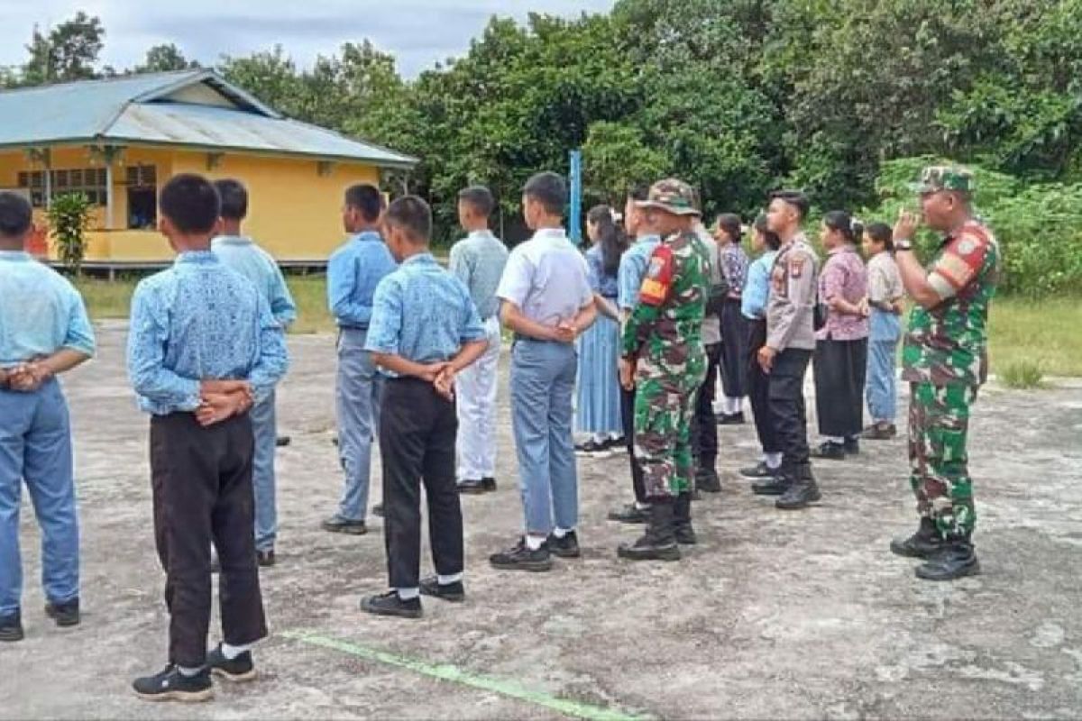 TNI-Polri latih Paskibraka jelang HUT ke-79 RI di perbatasan Indonesia