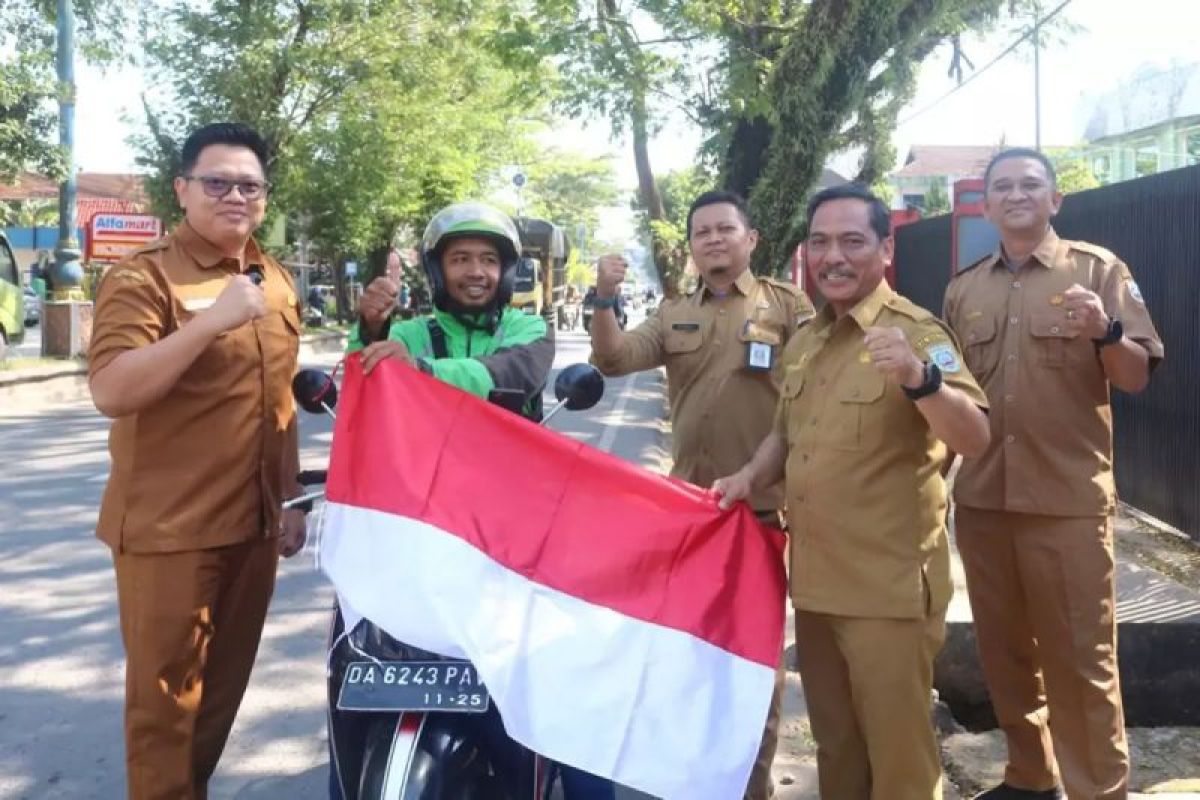 DKISP Banjar bagikan Bendera Merah Putih kepada masyarakat