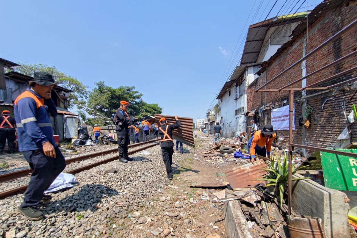 Daop 8 Surabaya sterilisasi jalur KA stasiun Malang-Stasiun Blimbing