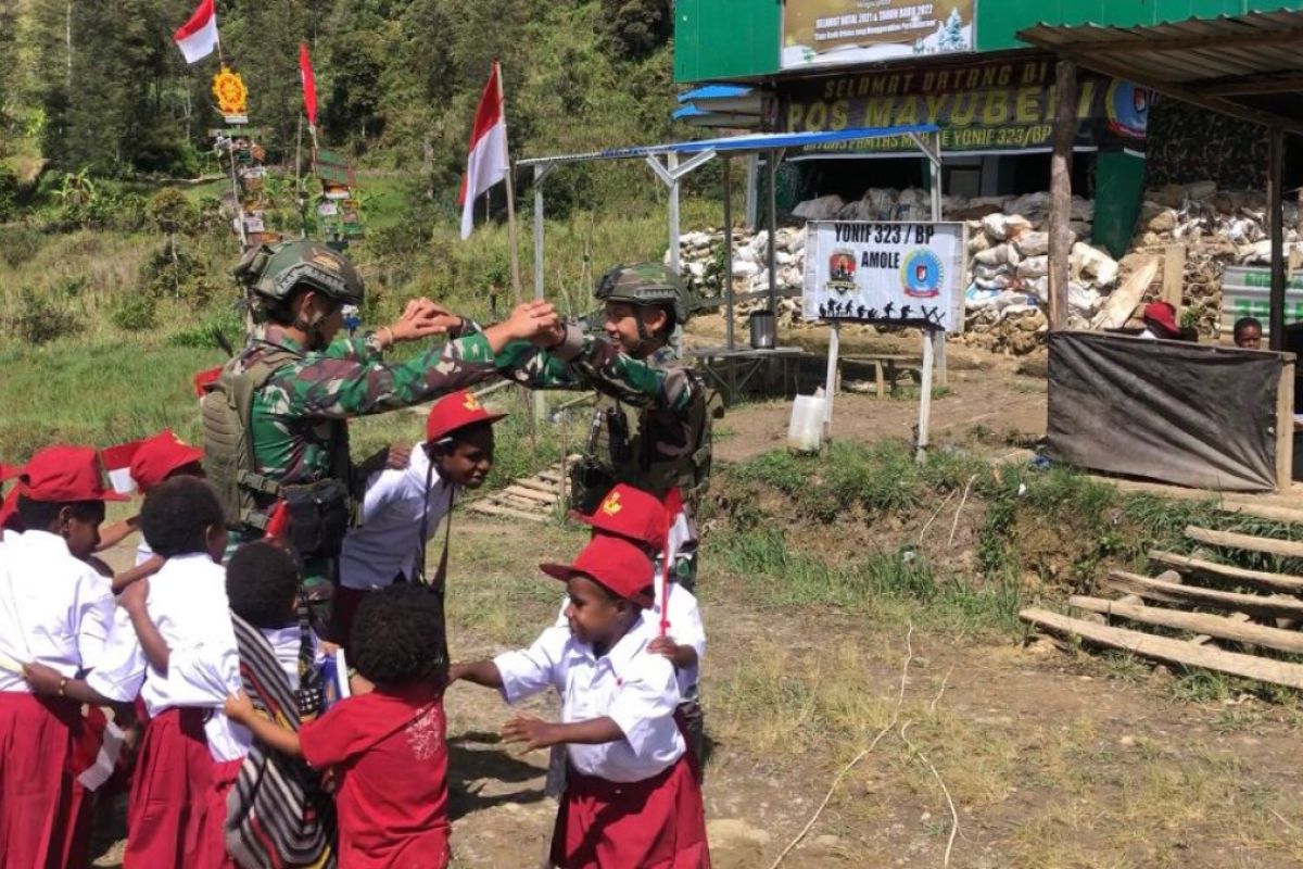 TNI peringati HAN bersama anak-anak di Ilaga Utara