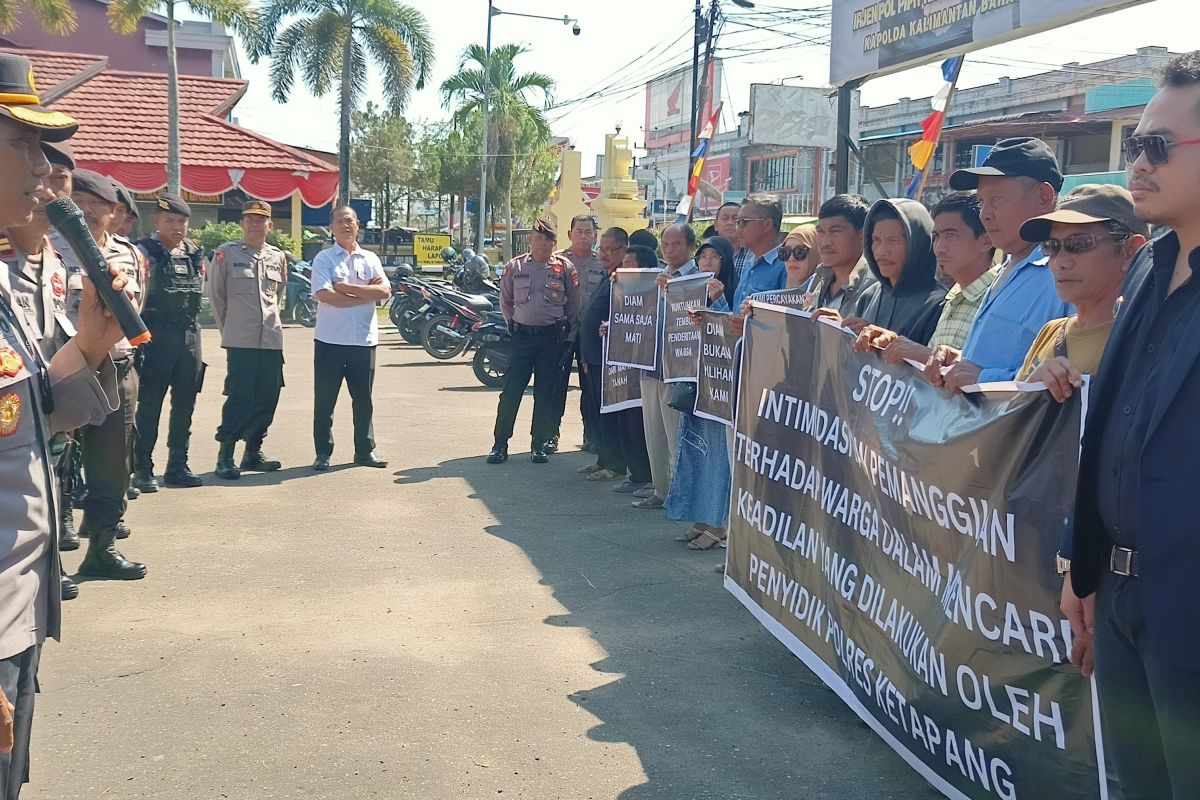 Puluhan warga Sungai Laur berunjukrasa di Polres Ketapang