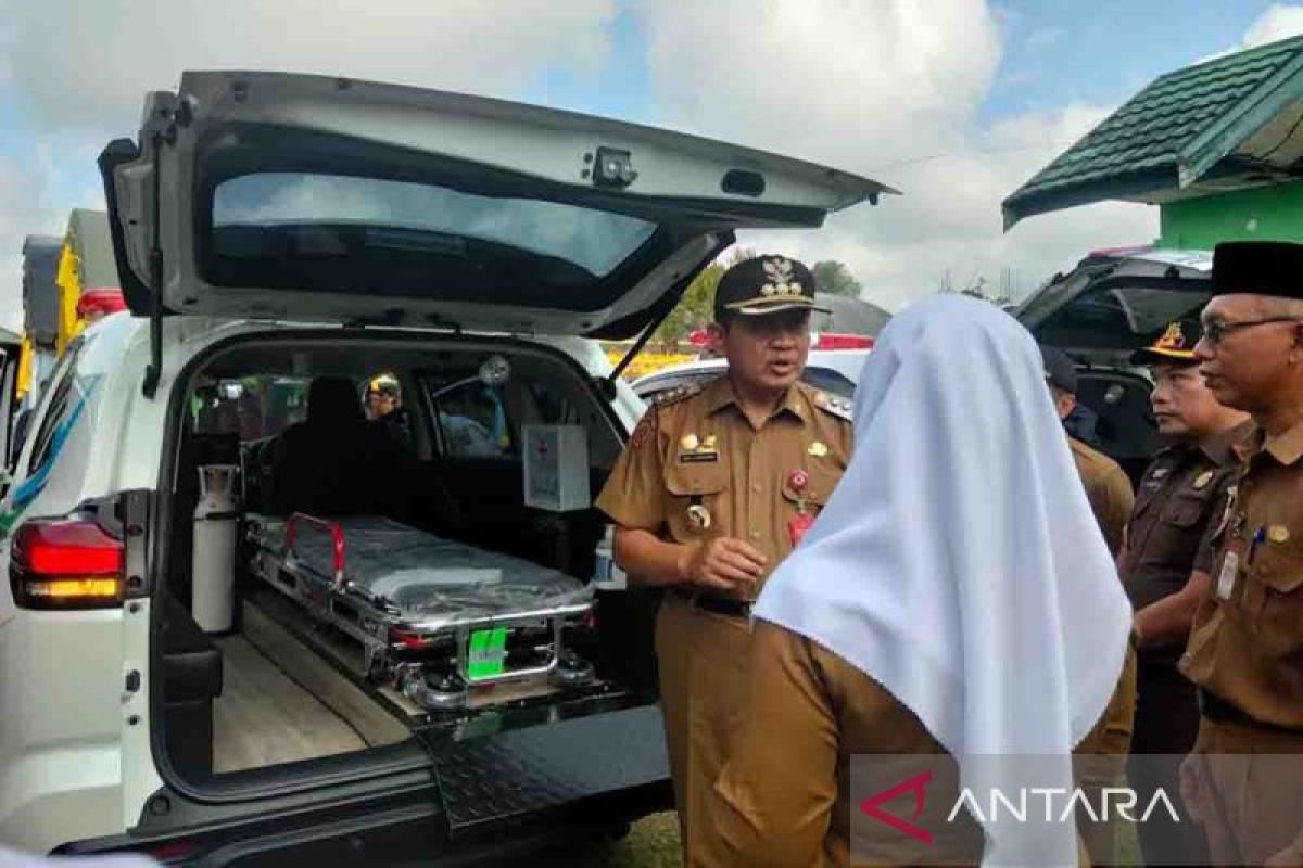 Tingkatkan pelayanan kesehatan, Pemkab Kobar serahkan tujuh unit ambulan